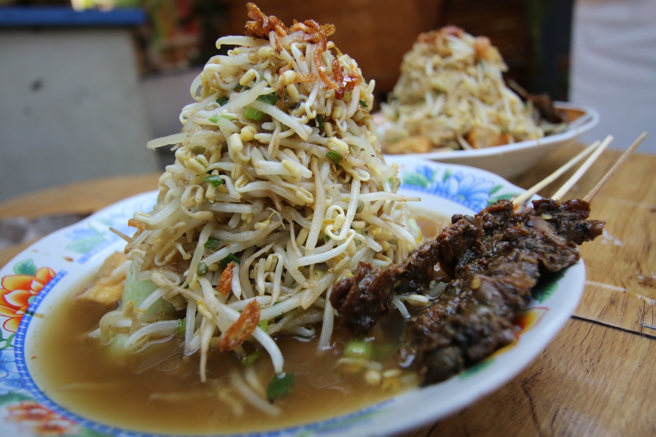 TAMBAH NIKMAT: Sate kerang untuk melengkapi menu lontong balap.  (ANJAR DWI PRADIPTA/RDR.LMG)