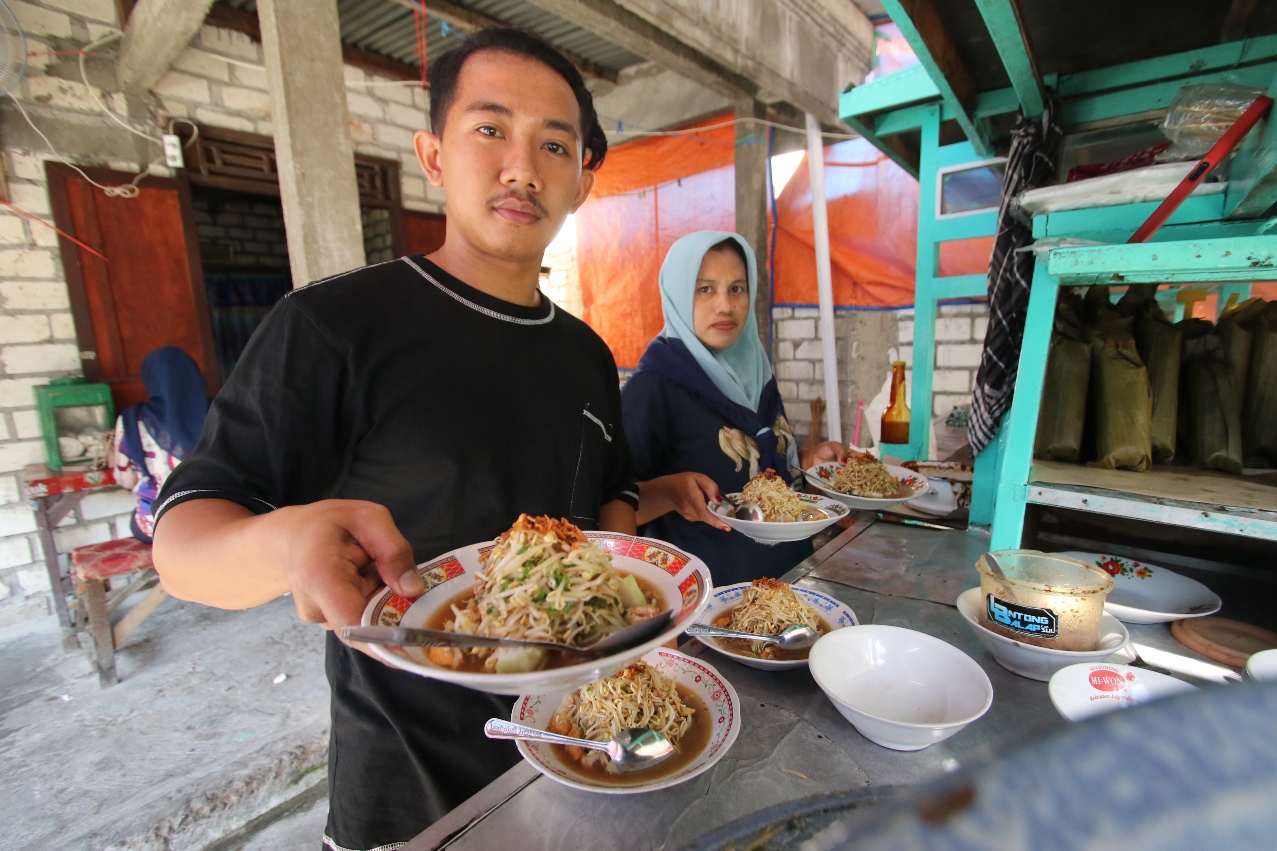 ANJAR DWI PRADIPTA/RDR.LMG  TERUSKAN USAHA ORANG TUA: Aldi Yulianto menunjukkan lontong balap yang dijualnya.