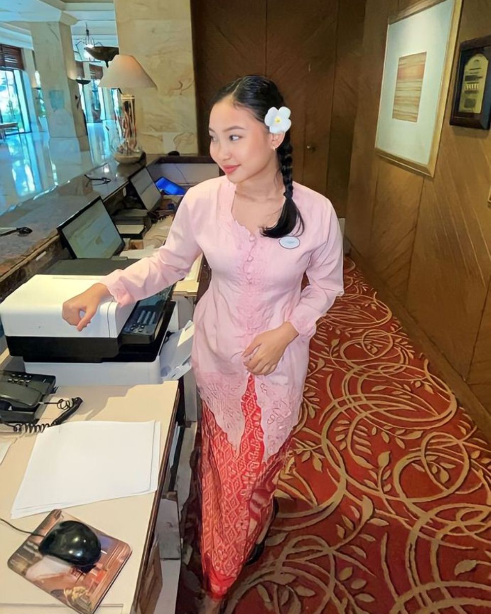 BELAJAR MEMASAK: Yossindah Citra Royana kini bekerja di bagian resepsionis salah satu hotel di Lamongan. (IST/RDR.LMG)