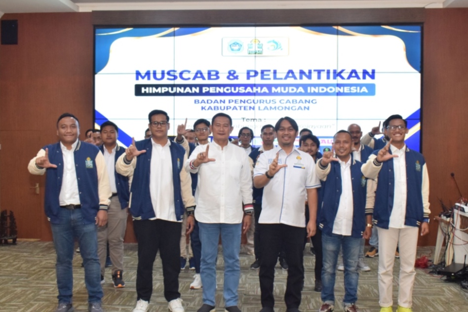 AMANAH BARU: Para pengurus BPC HIPMI Kabupaten Lamongan periode 2024-2027 saat foto bersama dengan Bupati Yes dan Ketua BPD HIPMI Jawa Timur, Rois Sunandar Maming. (Ist. / Radar Lamongan)