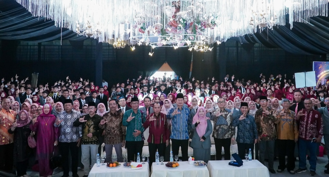 Seluruh wisudawan-wisudawati usai mengikuti rangkaian pelepasan foto bersama Bupati yes, didampingi kepala disdik Lamongan, dan Kepala sekolah SMPN 1 Lamongan