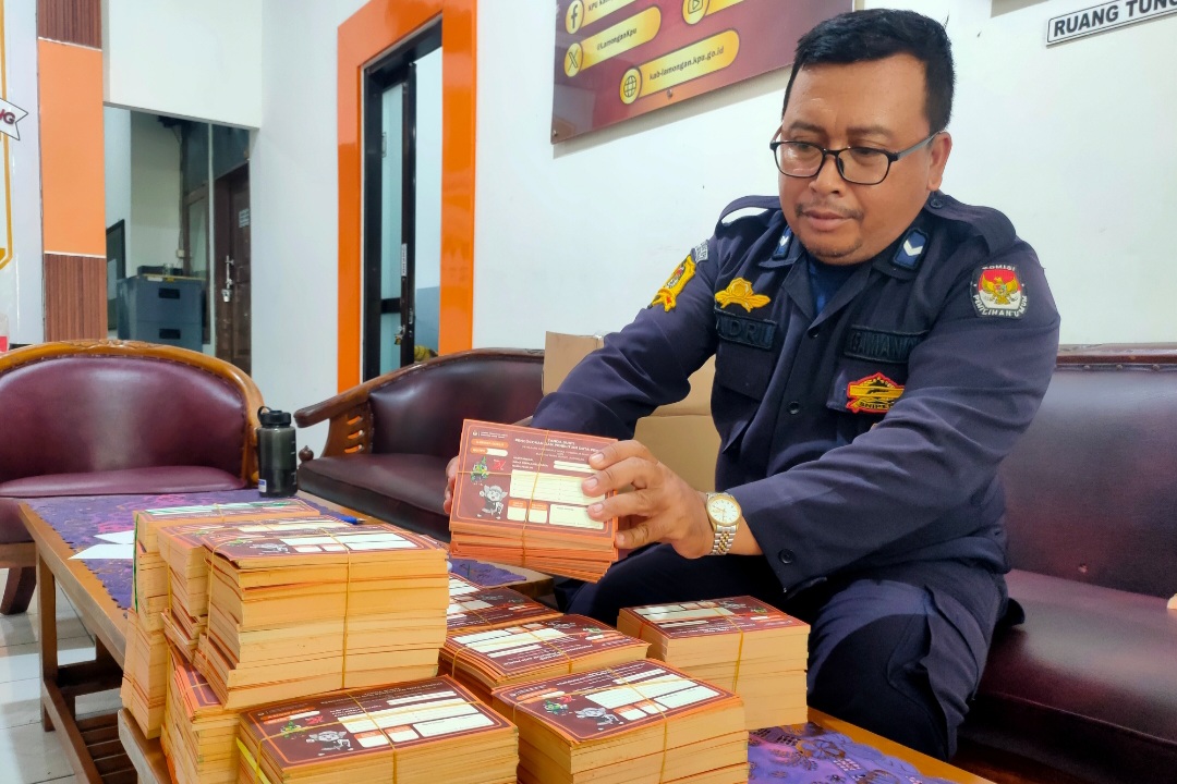 Tumpukan stiker coklit pemutakhiran data pemilih yang akan disebar oleh pantarlih, untuk mengetahui secara detail dari pemilih yang memiliki hak pada Pilkada mendatang. (Ahmad Asip A / Rdrlmg)