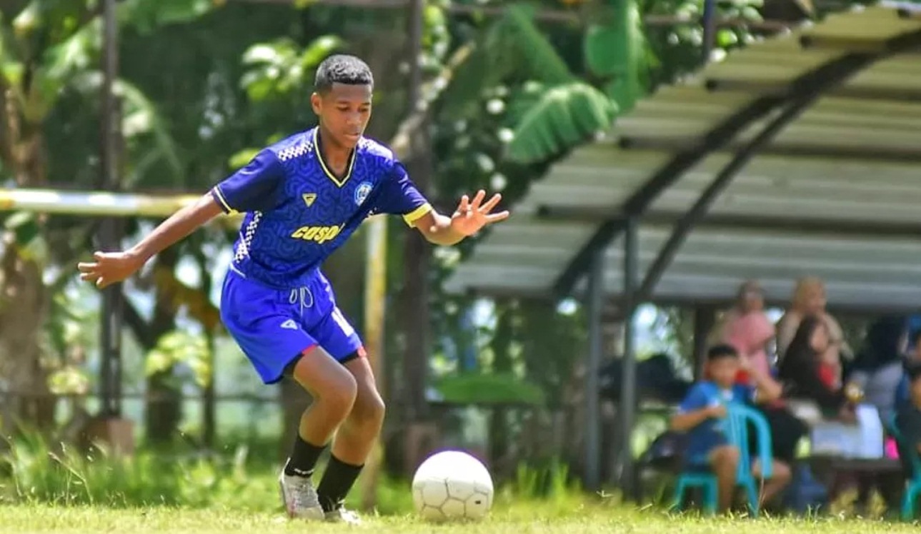 BERAWAL DARI SSB DI SUKOREJO BOJONEGORO: Fadly Alberto Hengga saat latihan di SSB Sukorejo Putra. Dia kini menjadi salah satu pemain timnas U-16 di Piala AFF. (Radar Bojonegoro).