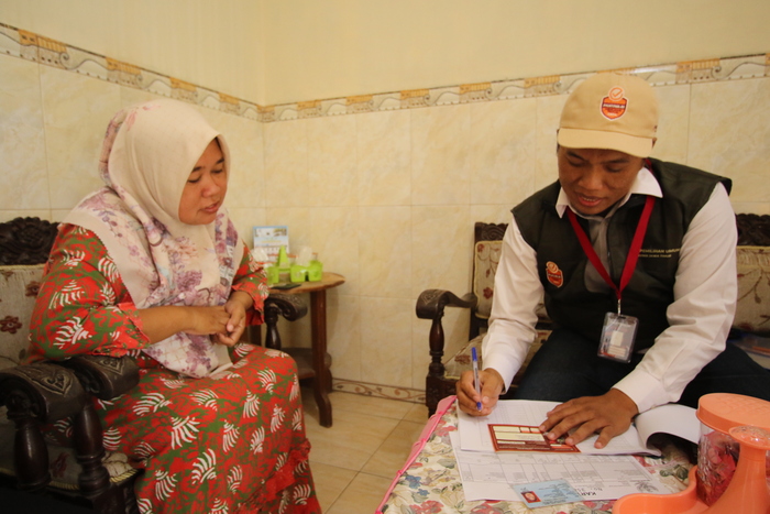 PENDATAAN: Petugas pemutakhiran data pemilih  untuk pilkada 2024 kemarin mendatangi rumah warga untuk coklit.  (ANJAR DWI PRADIPTA/RDR.LMG)