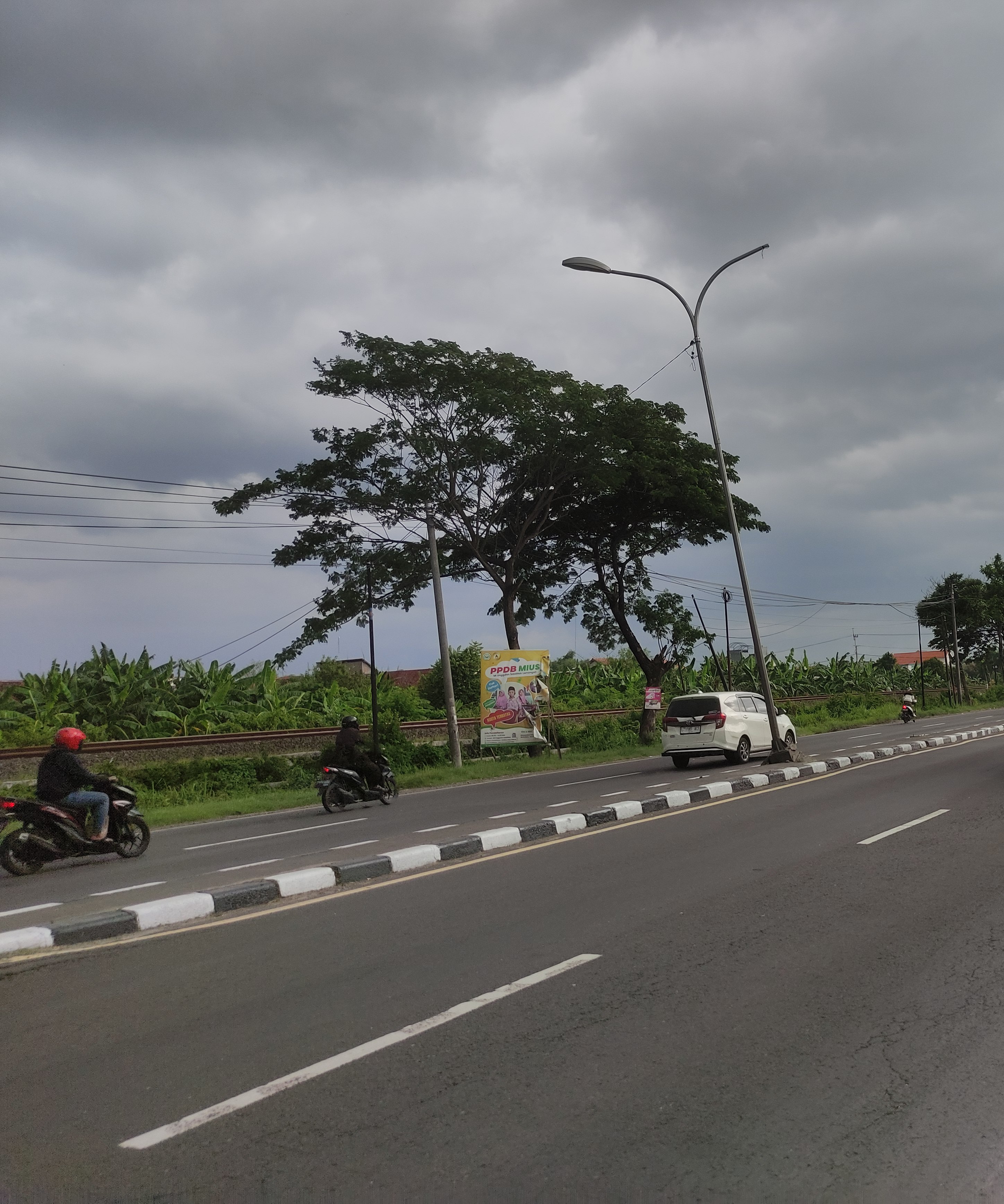 TAK BEDA JAUH: Ketinggian jalan nasional dan median di jalur Babat &mdash; Gresik.  ( ANJAR DWI PRADIPTA/RDR.LMG )