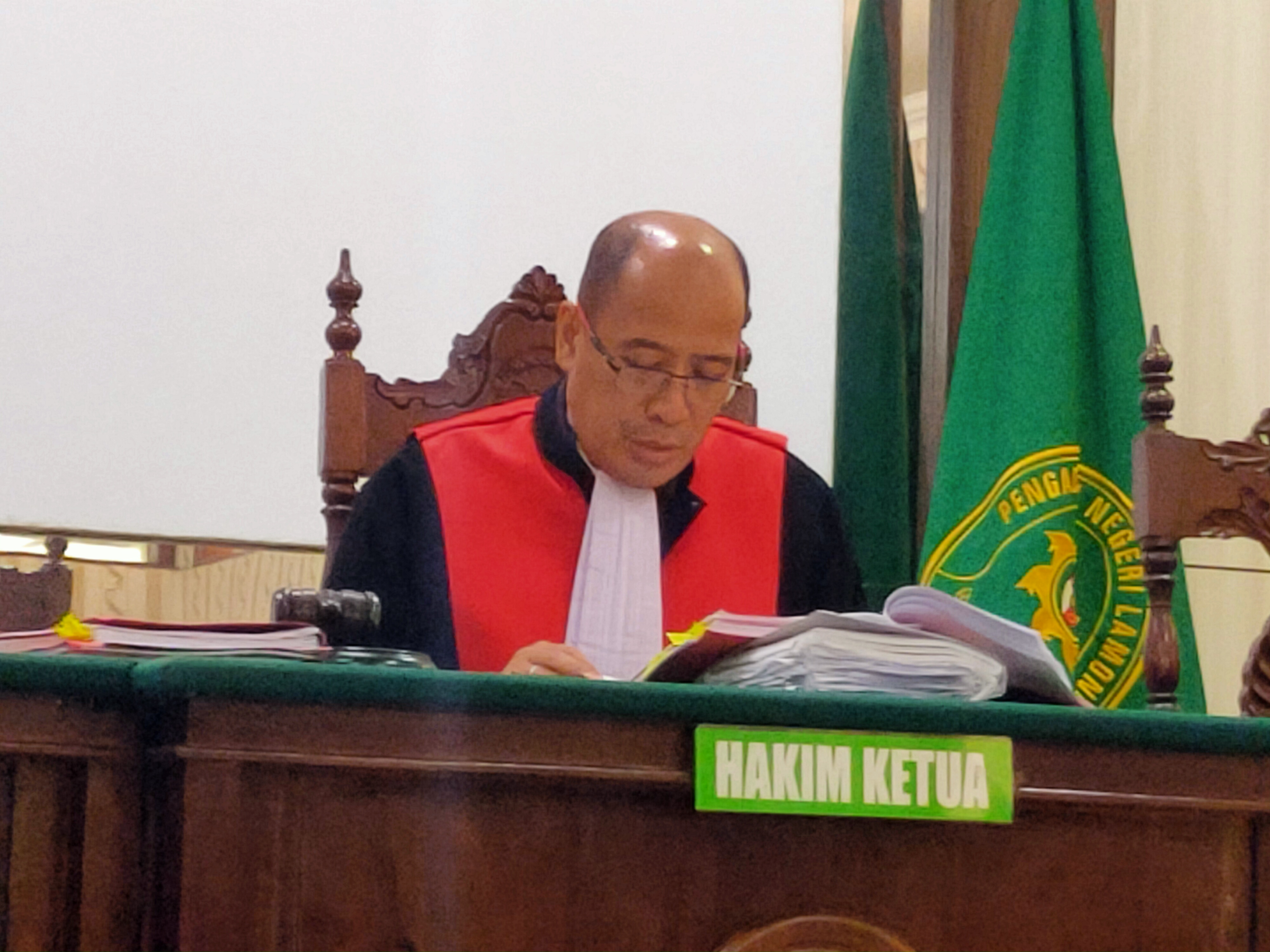 BACAKAN PUTUSAN: Ketua Mejelis Hakim Pengadilan Negeri Lamongan, Erven Langgeng Kasih, memvonis tiga terdakwa penjara selama satu tahun. (ISTIMEWA/RADAR LAMONGAN)