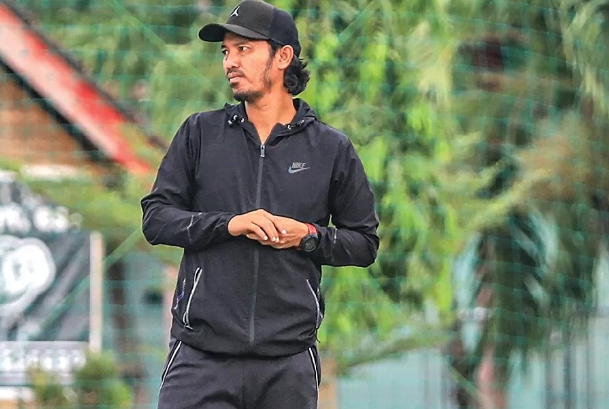GANTIKAN PUTU GEDE: Ade Suhendar, pelatih Persibo  untuk laga Anniversary Game Persebaya. (HAKAM ALGHIFARI/RADAR BOJONEGOR