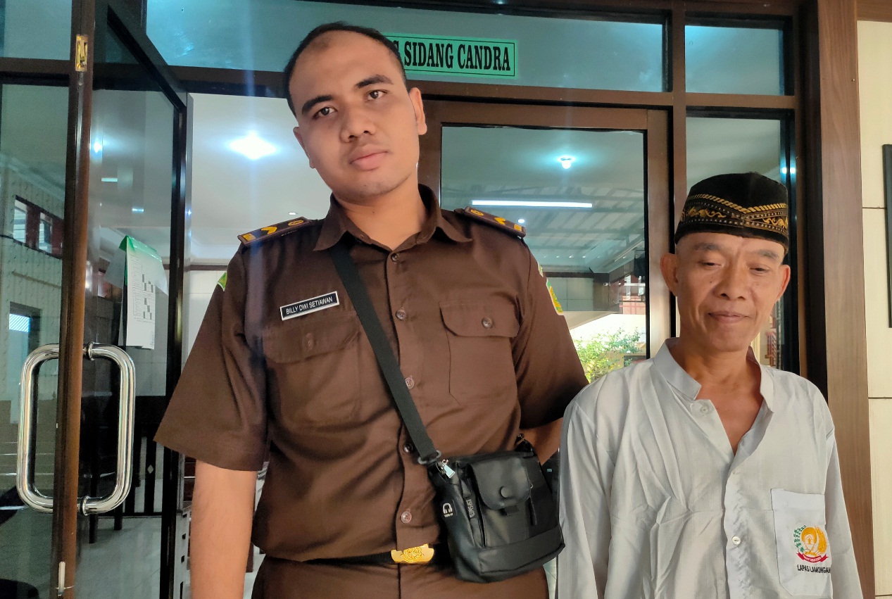 DIVONIS 1,5 TAHUN: Yanan  asal Kecamatan Karanggeneng dikawal petugas saat di PN Lamongan. (IST/RDR.LMG)