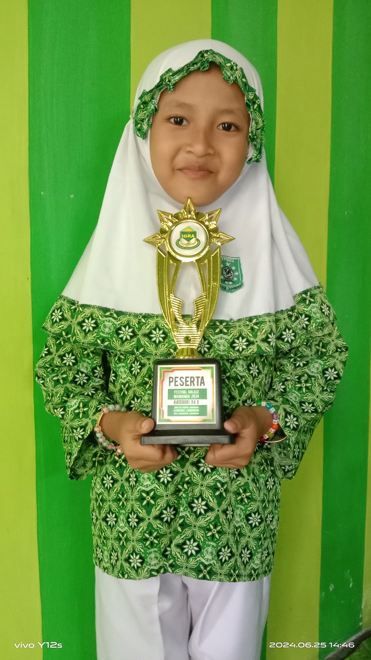 BELAJAR MENULIS SURAT PENDEK: Maira Azza Shakila membawa piala finalis Festival Kolase Mamamia 2024. (IST/RDR.LMG)