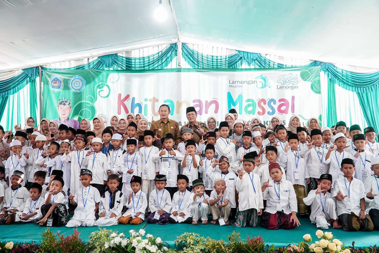 BERGEMBIRA BERSAMA: Bupati Yes didampingi Ketua TP PKK Anis Kartikawati dan Wabup Abdul Rouf berfoto bersama peserta khitan masal. (HUMAS-PEMKAB LAMONGAN/RDR.LMG)