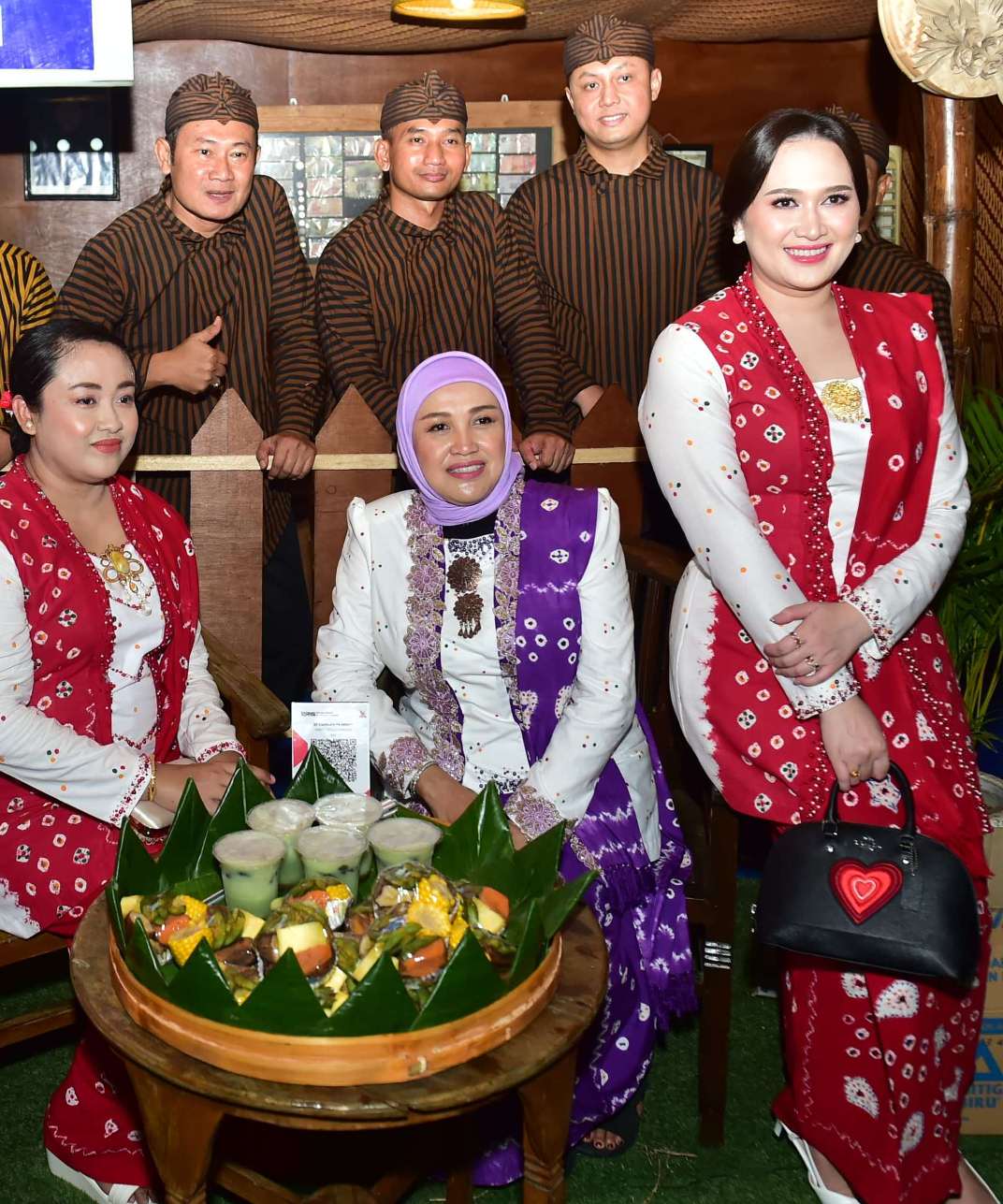 BERKEMEJA TEMPO DULU: Bupati Yes bersama istri yang juga Ketua TP PKK Kabupaten Lamongan Anis Kartikawati (berjilbab) diajak foto bersama di salah satu stan Lamongan Tempo Doeloe. (PROKOPIM/RDR.LMG)