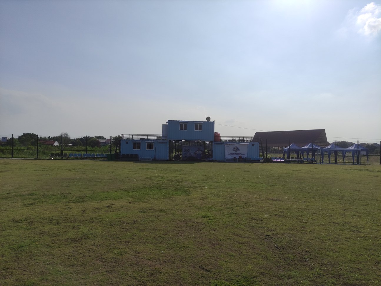 KONDISI RUMPUT KURANG BAIK: Lapangan Gajahmada bakal dilakukan perawatan selama dua hingga tiga bulan. (ANJAR DWI PRADIPTA/RDR.LMG)