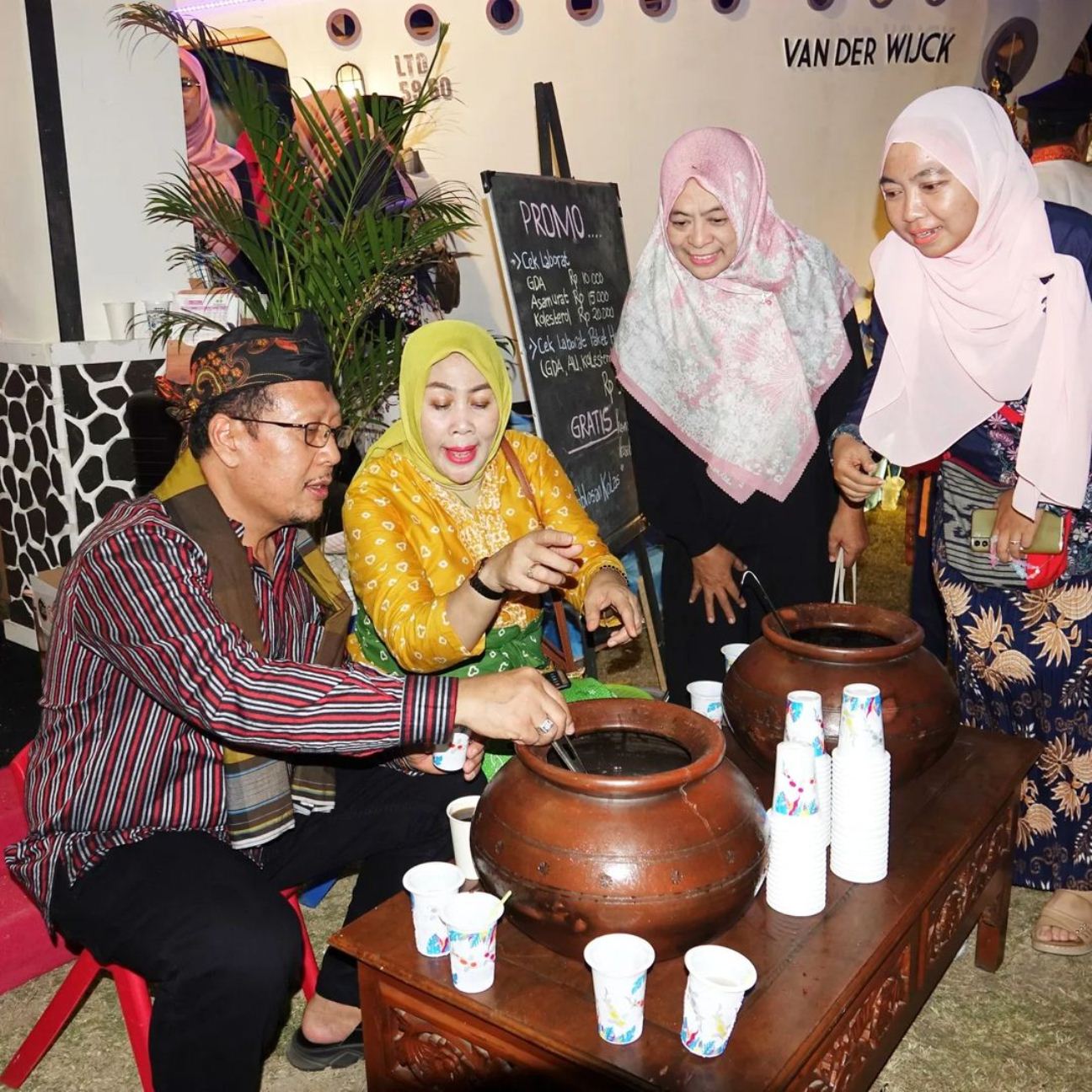 SAJIAN TEMPO DOELOE: Minuman dalam wadah gerabah disajikan dalam Lamongan Tempo Doeloe. (IG rsud_soegiri)