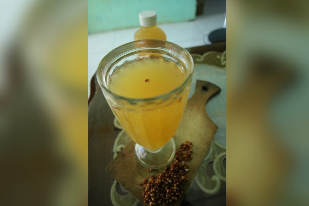 Minuman berbahan baku sorgum orean ini dipercaya banyak mengandung kasiat bagi tubuh dan kesehatan (Anjar / Radar Lamongan)