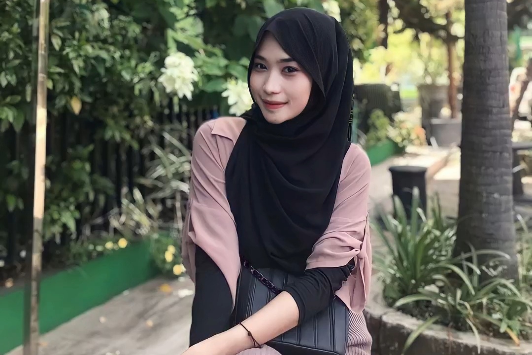 TOEFL sebagai syarat kelulusan membuat mahasiswi asal Sukodadi ini serius mempelajari TOEFL lewat Ponsel (ist. / Radar Lamongan)