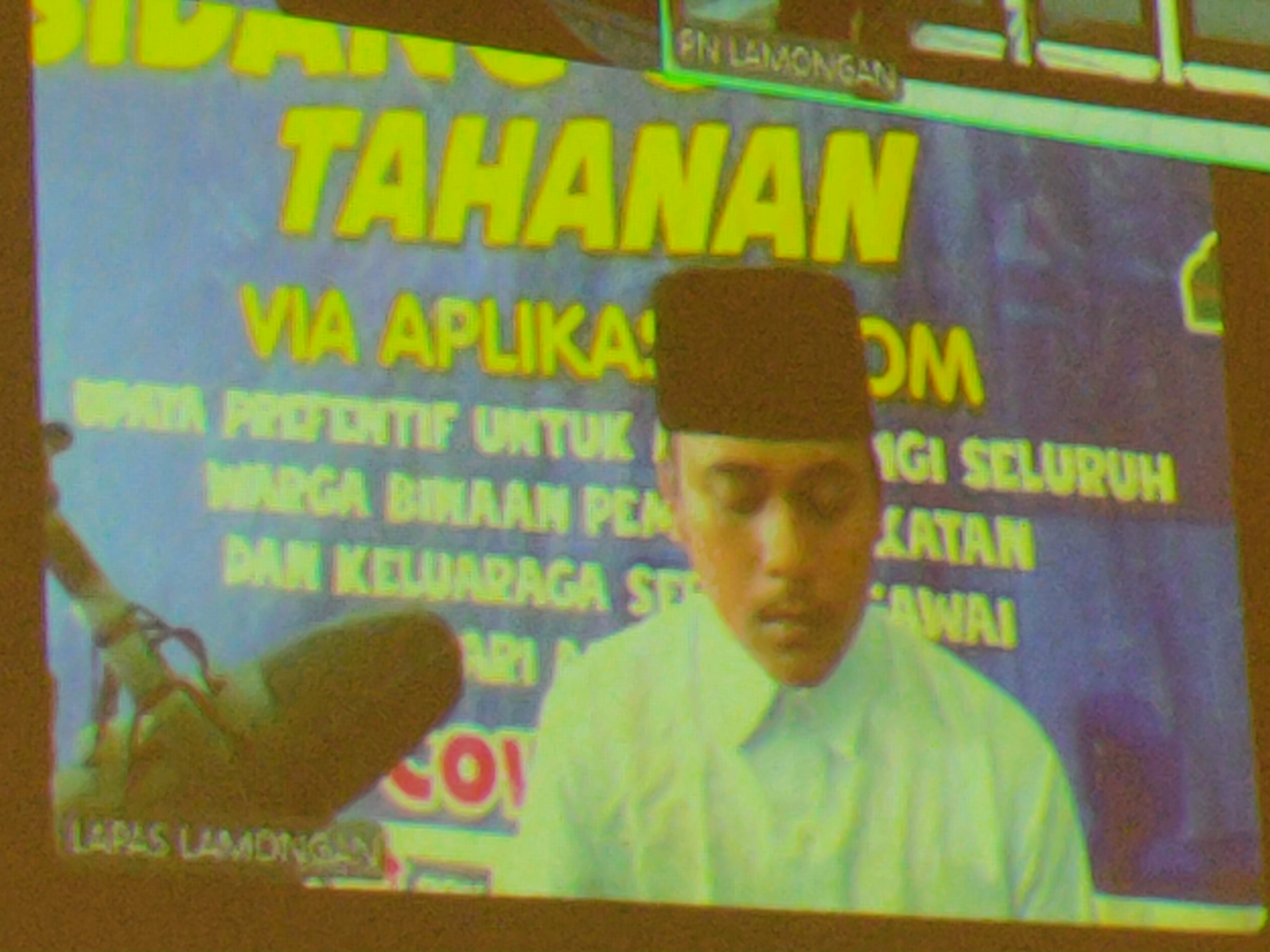 MENERIMA: Dua pengedar pil dobel L, Moh. Zulqornain Al Azhari dan Septiawan Nurul Yasir saat menjalani sidang online di PN Lamongan, kemarin (1/7).