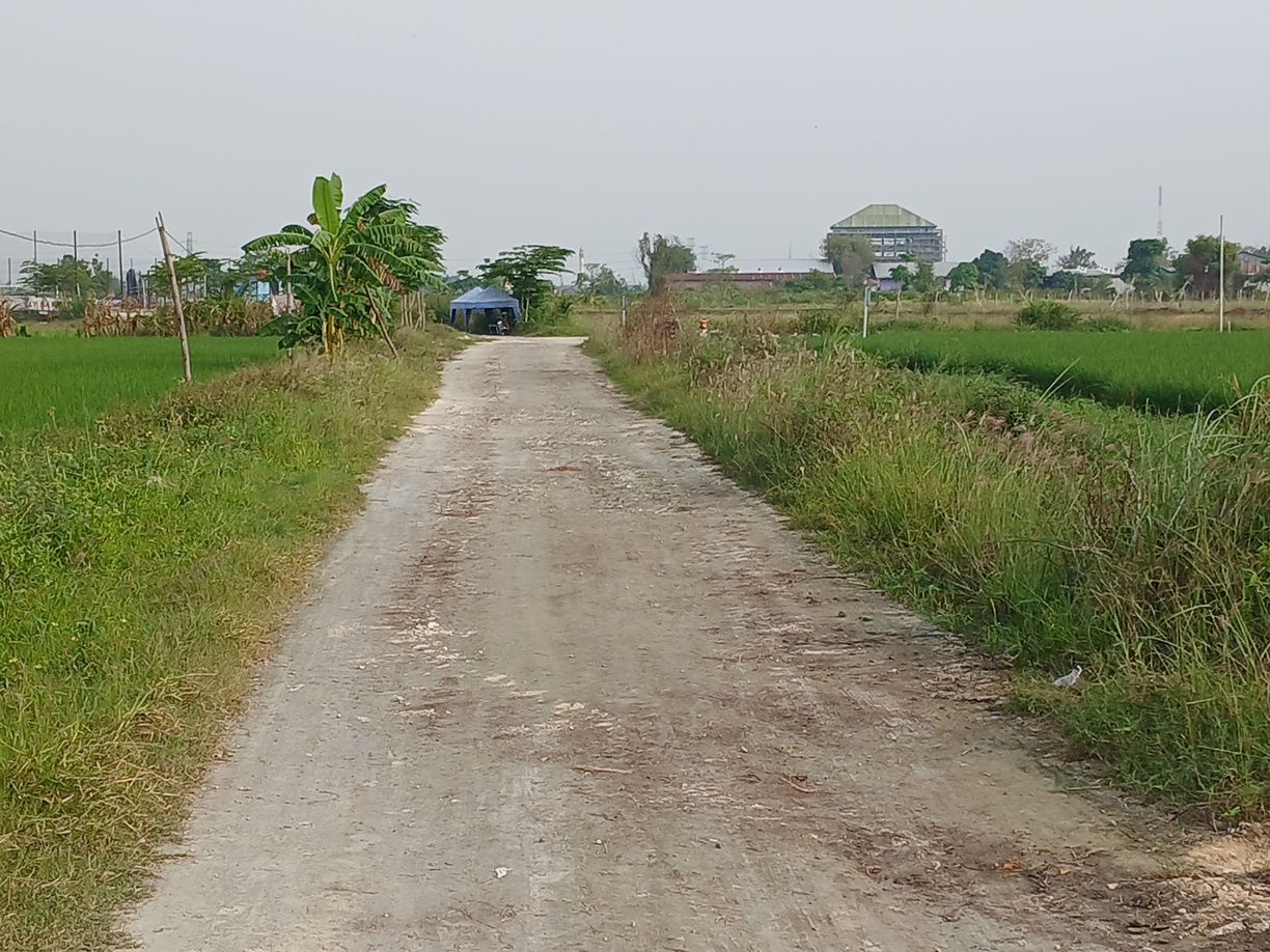 BELUM DIASPAL: Akses ke Lapangan Gajahmada bakal diuruk kembali karena pengurukan sebelumnya kurang tebal. (ANJAR DWI PRADIPTA/RDR.LMG)