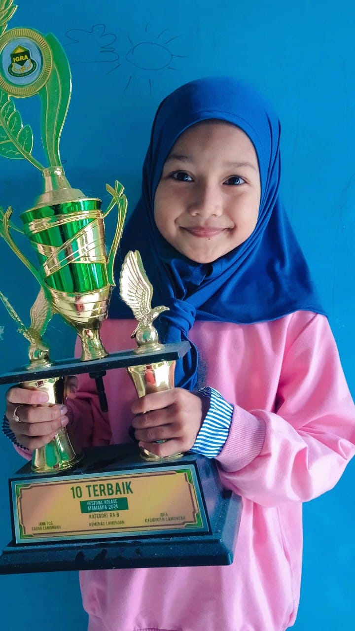 SUKA BERMAIN PETAK UMPET: Chika Khanza Kumairah membawa piala sepuluh terbaik Festival Kolase Mamamia 2024. (IST/RDR.LMG)