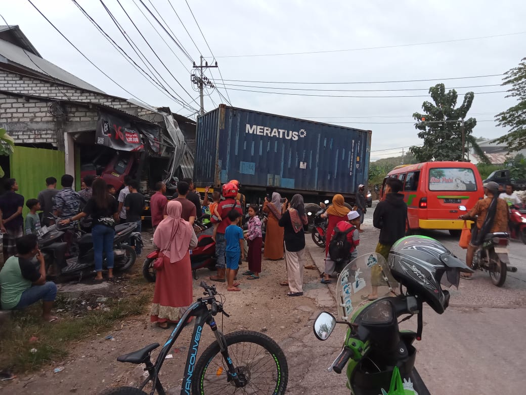Diduga alami blong, truk kontainer tabrak rumah warga Desa Banjarwati, Paciran (ist. / Radar Lamongan).