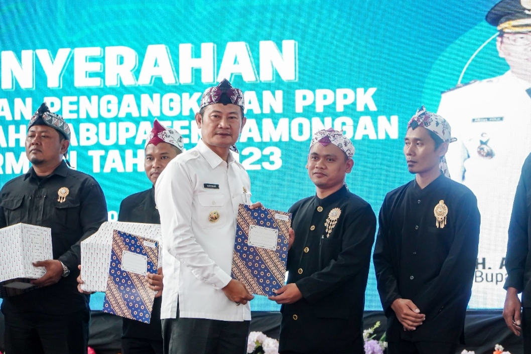 Ribuan Pegawai pemerintah dengan perjanjian kontrak kerja (PPPK) tersenyum lega, usai menerima surat keputusan (SK) di Sport Center Lamongan, kemarin (3/7).