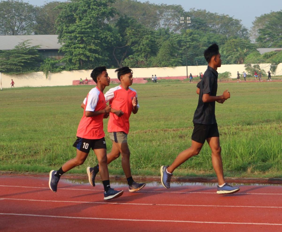 TERUS TINGKATKAN JAM TERBANG: Atlet atletik nomor lari berlatih lintasan. (IST/RDR.LMG)