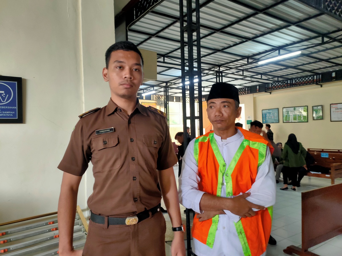 DIVONIS ENAM TAHUN: Khoirul Huda didampingi petugas di Pengadilan Negeri Lamongan Rabu. (IST/RDR.LMG)