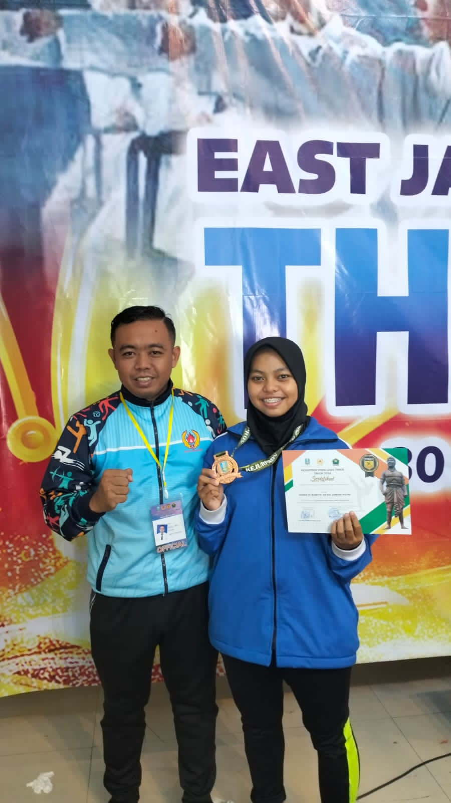 DAPAT MEDALI: Pelatih karate Samsul bersama Hapsari Norma Mauldyah Kusuma yang mendapatkan medali perunggu dari kumite junior putri di Kejurprov Jatim. (ISTIMEWA/RADAR LAMONGAN)