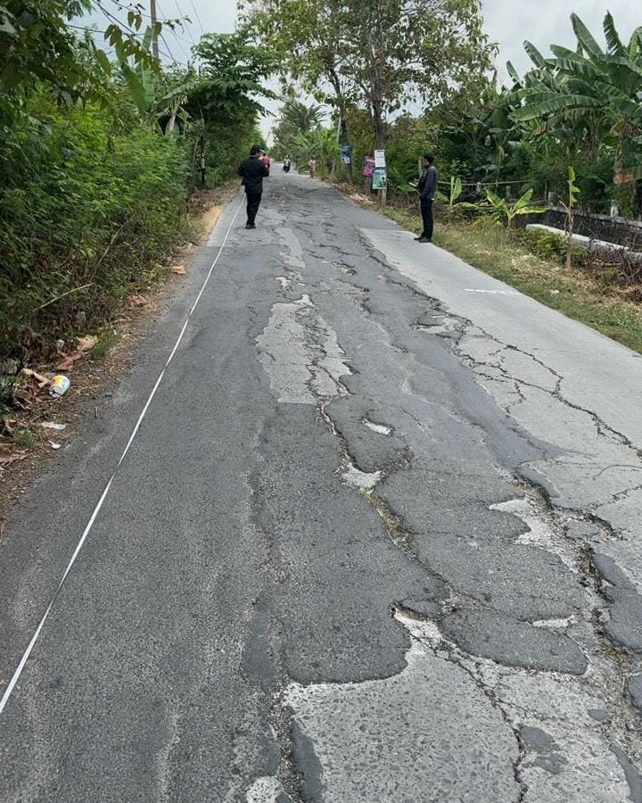 SEGERA DIPERBAIKI: Pengukuran jalan untuk melakukan perbaikan di Desa Sambopinggir, Kecamatan Karangbinangun. Ada 14 ruas jalan yang segera diperbaiki. (ISTIMEWA/RADAR LAMONGAN)