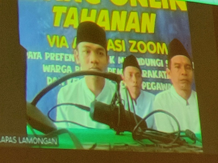 DITUNDA: Terdakwa yang siap mendengarkan pembacaan tuntutan pada sidang online kemarin. Sidang itu akhirnya ditunda. (ISTIMEWA/RADAR LAMONGAN)