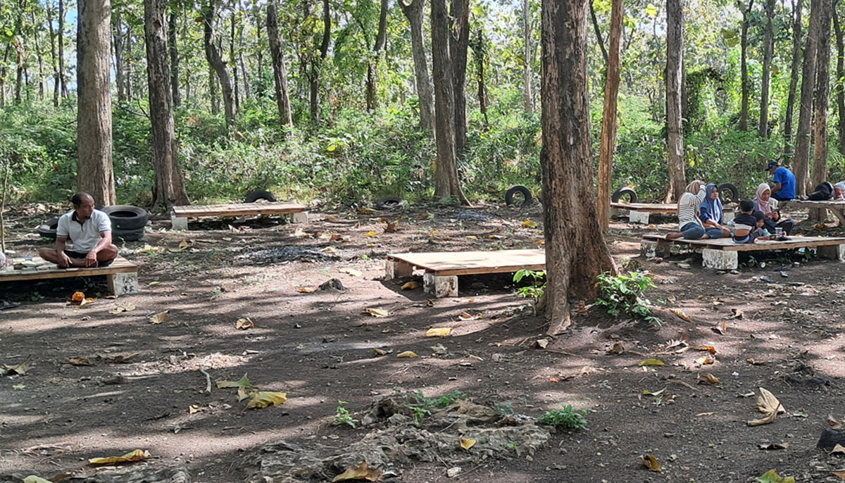 ANGIN SEPOI - SEPOI: Kawasan hutan yang menjadi tempat makan rujak cingur berbungkus daun jati. (GAMAL A/RDR.LMG)