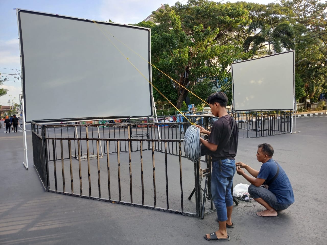 ANTISIPASI : Animo acara ngaji bareng Gus Iqdam bakal menyedot banyak perhatian masyarakat, beberapa titik sekitar area disiapkan layar lebar (Anjar D. Pradipta / Radar Lamongan)
