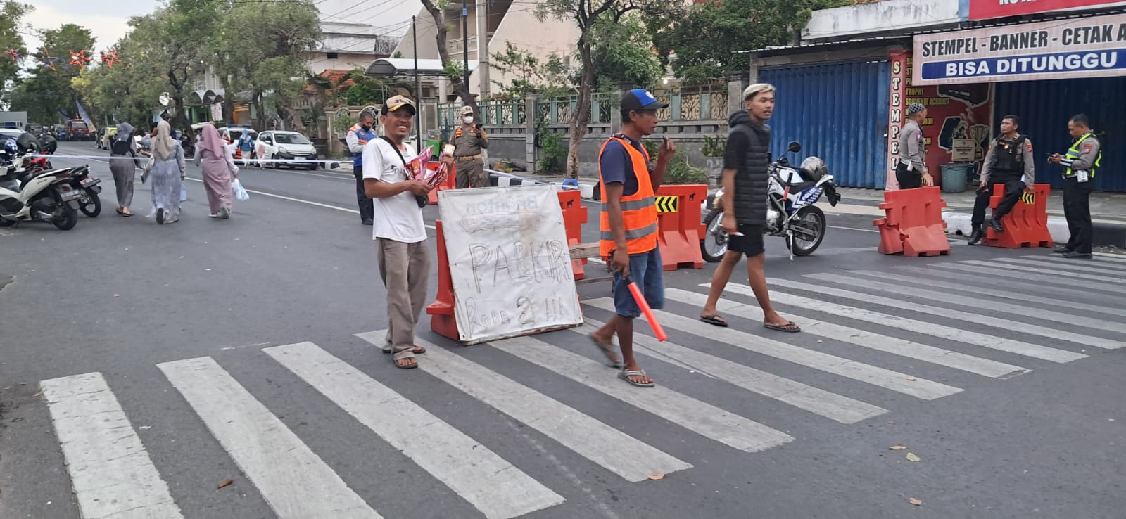 LARIS MANIS : Para pedagang dan penjaga parkir yang membuka lapak disekitar lokasi acara ketiban rejeki nomplok (Gamal Ayatullah / Rdrlmg)