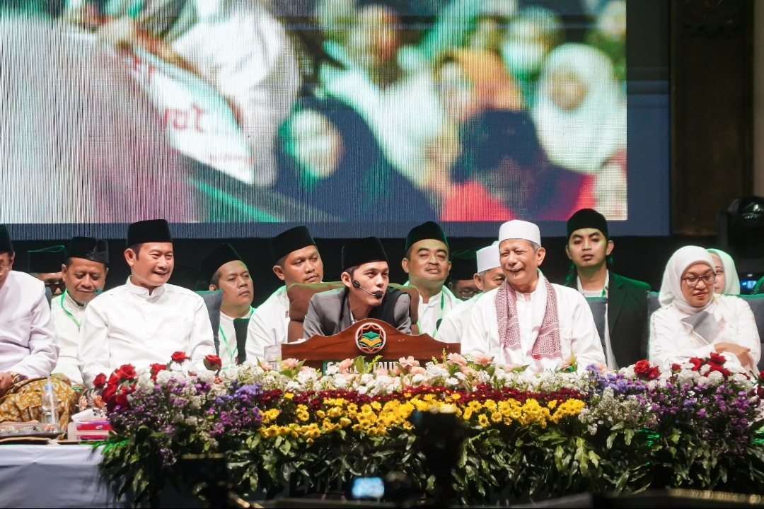 DINANTIKAN: Gus Iqdam saat mengisi acara ngaji bareng di Alun-Alun Lamongan, Sabtu malam (6/7). (Ist. / Radar Lamongan)