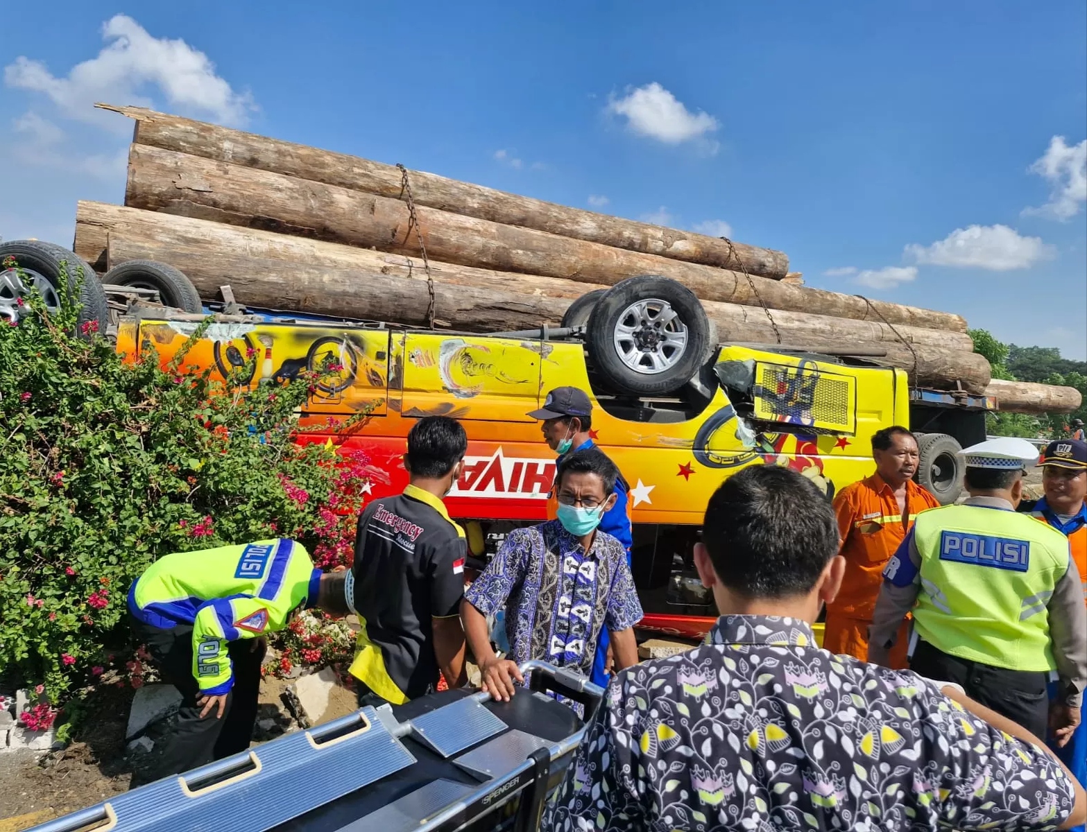 Polisi melakukan evakuasi dan olah tkp di lokasi kecelakaan di tol Gresik arah Surabaya (Yudhi/Radar Gresik)