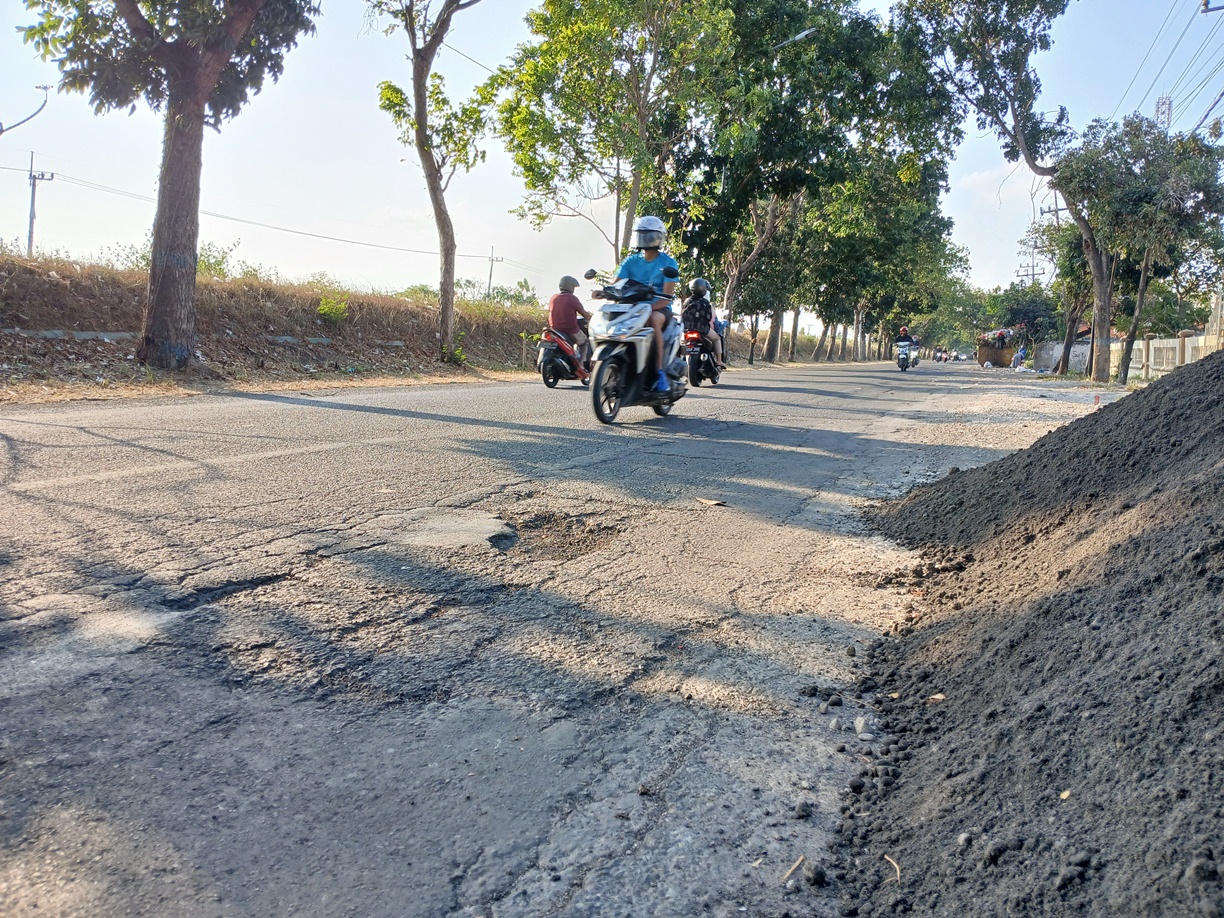 SEGERA DIPERBAIKI: Jalan Pahlawan Lamongan yang di beberapa titik berlubang bakal diperbaiki dengan pengaspalan. (ANJAR DWI PRADIPTA/RDR.LMG)