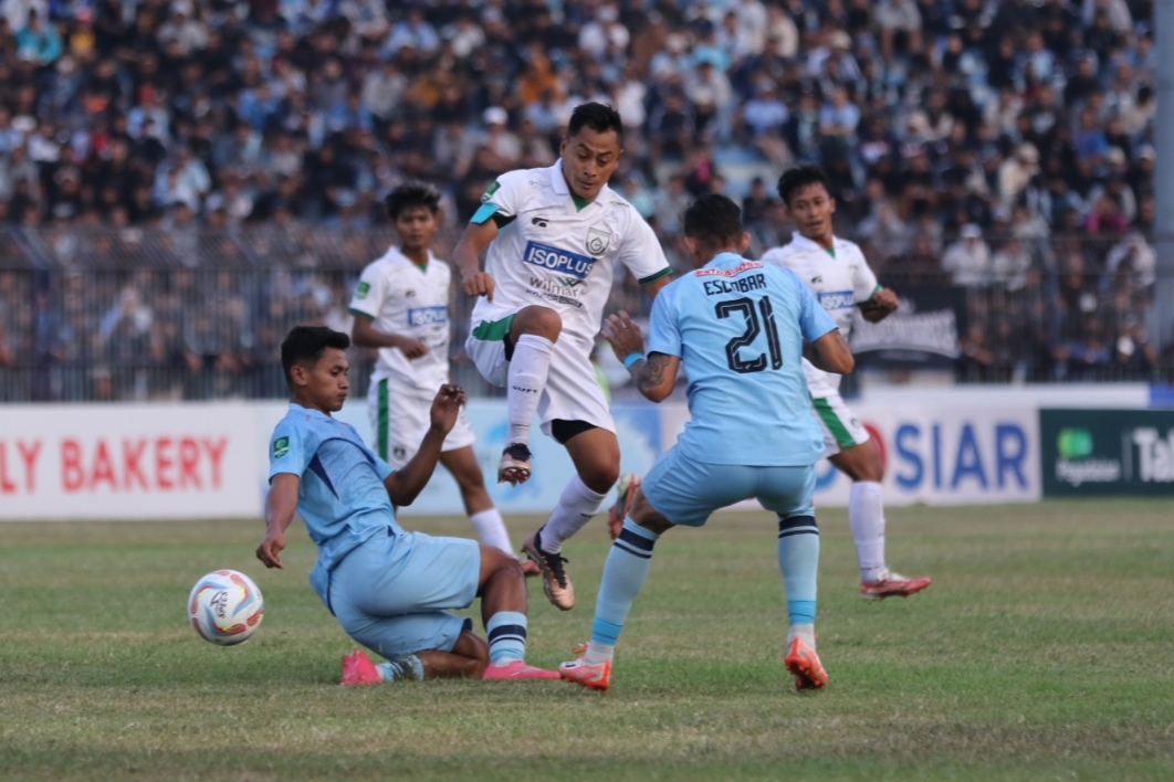 DIDEKATI PERSIBO : SAMSUL ARIF KETIKA BERSERAGAM GRESIK UNITED MELAWAN PERSELA LAMONGAN DI LIGA 2. (ANJAR DWI PRADIPTA/RADAR LAMONGAN)
