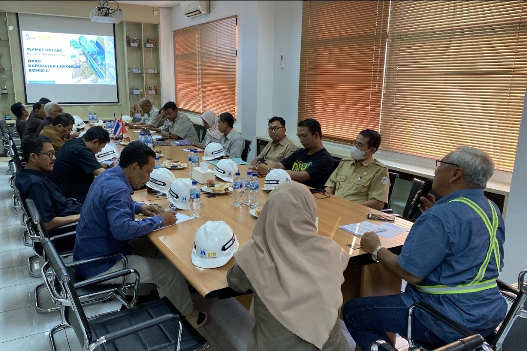 TURUN LANGSUNG: Komisi C DPRD Lamongan saat sidak ke PG KTM Ngimbang terkait aduan masyarakat adanya bau limbah dan debu.  (Ist. / Radar Lamongan)
