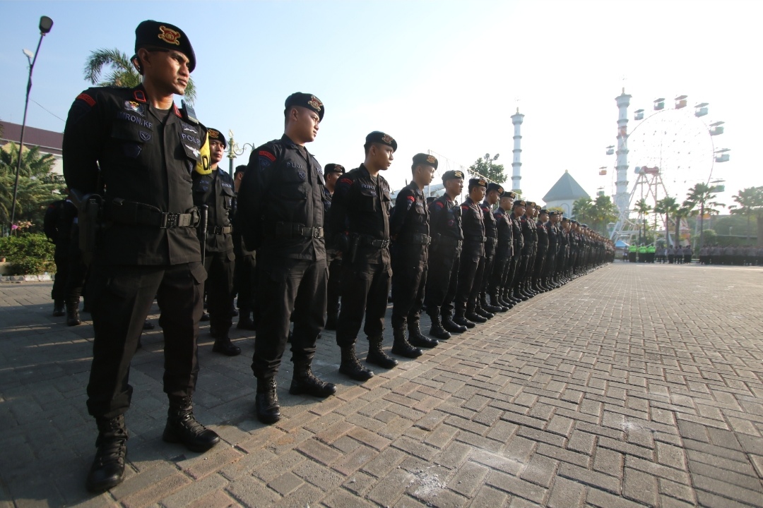 Anggota Brimob Polda Jatim diterjunkan ke Wilayah Lamongan untuk membantu keamanan saat Suroan Agung (Anjar D. Pradipta / Radar Lamongan)