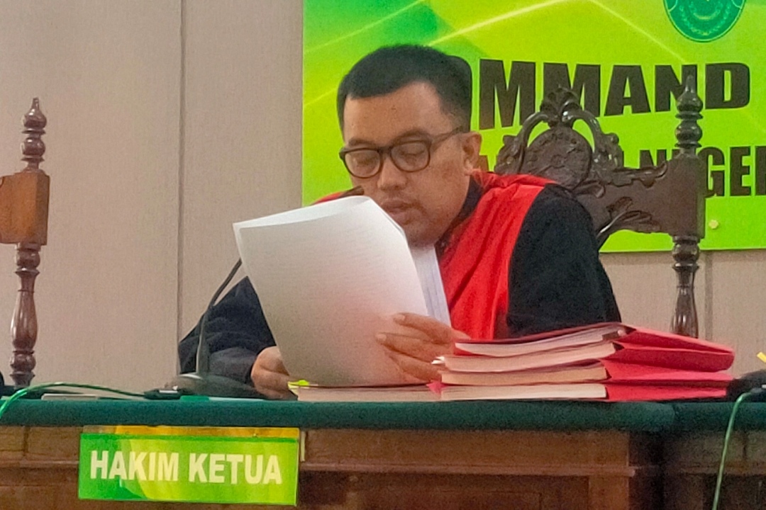 LEBIH RINGAN: Ketua Majelis Hakim, Maskur Hidayat membacakan vonis terhadap terdakwa penggelapan uang penjualan mobil, Mohammad Syarifudin.  (Ist. / Rdrlmg)