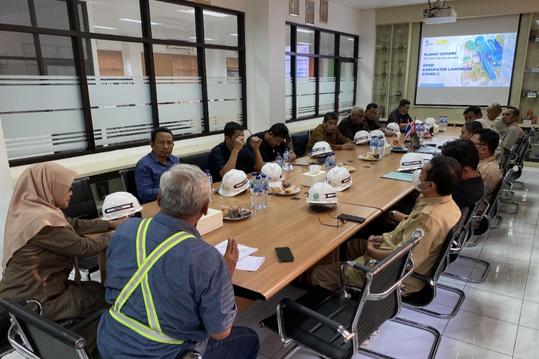 Komisi C DPRD Lamongan melakukan sidak, serta memberi peringatan keras terhadap PG KTM Ngimbang. (Istimewa / Radar Lamongan)