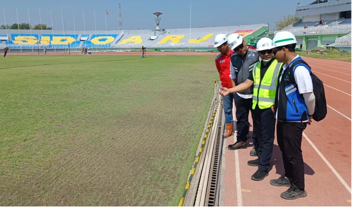 SELESAI OKTOBER: CEO Deltras Sidoarjo Amir Burhannudin bersama Tim PUPR meninjau perkembangan renovasi Stadion Gelora Delta. (M SAIFUL ROHMAN/RADAR SIDOARJO)