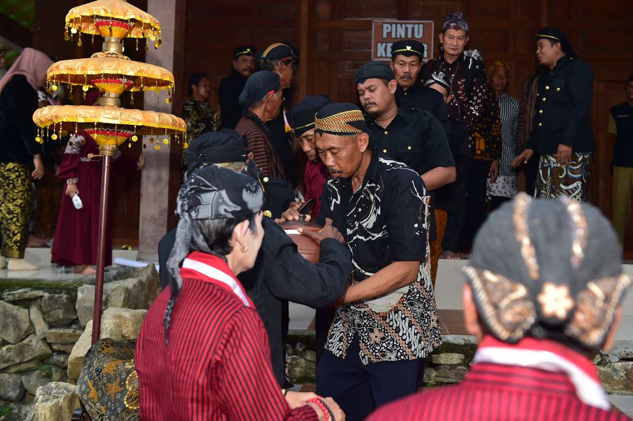BERPAKAIAN BUDAYA JAWA: Prosesi rangkaian peringatan 1 Suro di kompleks makam Nyai Andongsari, Gunung Ratu. (PROKOPIM/RDR.LMG)