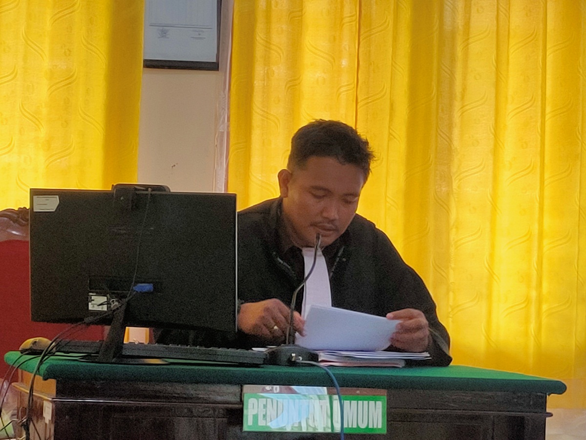 SIDANG ONLINE: Jaksa Penuntut Umum Eko Vitiyandono membacakan tuntutannya pada kasus pencurian alat pertukangan di Desa Bantengputih, Kecamatan Karanggeneng. (IST/RDR.LMG)