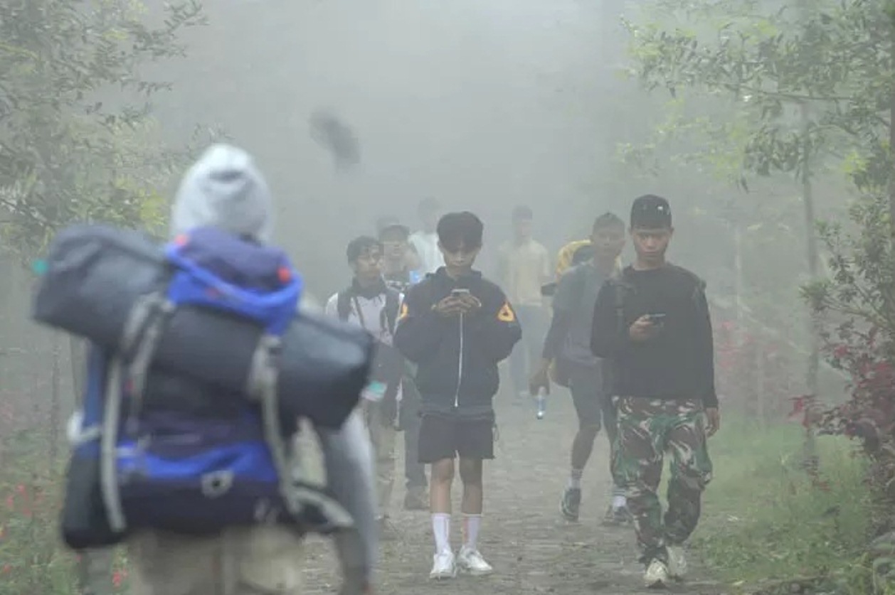 BANYAK MOTIVASI KE GUNUNG LAWU: Ribuan pendaki menelusuri jalur pendakian via Cemorosewu. (AJI PUTRA/JAWA POS RADAR MAGETAN)