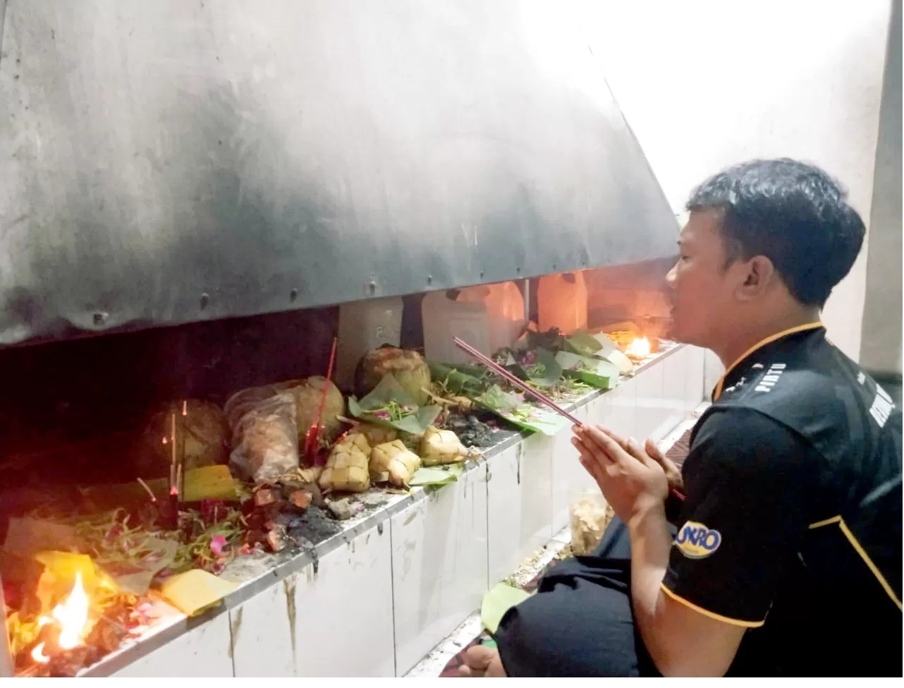 MINTA KEBERKAHAN: Pertapa menjalankan ritual Satu Suro di Pertapaan Eyang Sakri Desa Rahtawu, Kecamatan Gebog, Kudus kemarin. (SEKARWATI / RADAR KUDUS)