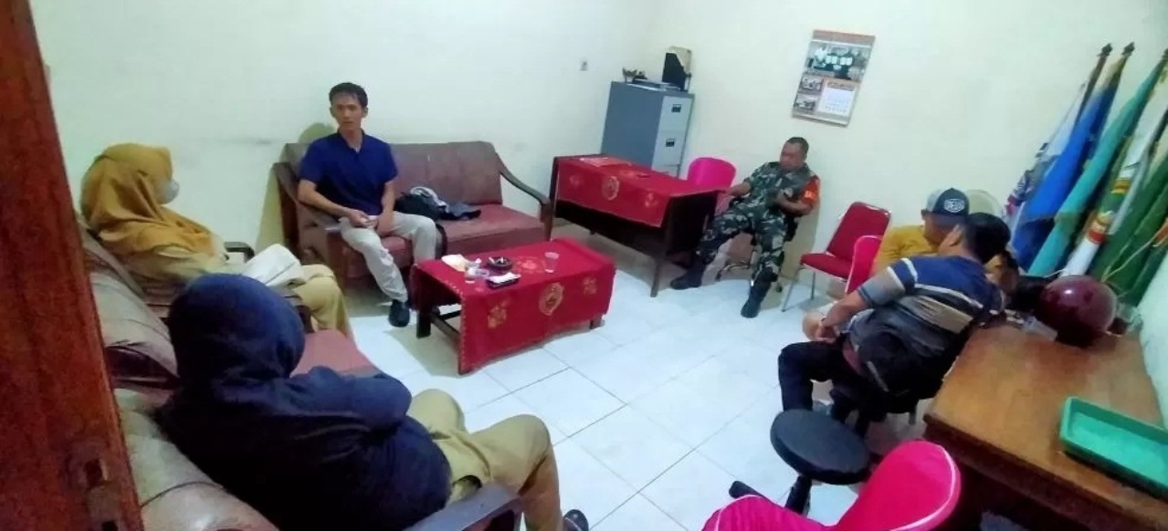 SAAT DIMEDIASI TAPI AKHIRNYA DILAPORKAN: IA, 40, dan RP, 34 dimediasi bersama tiga pilar dan masing-masing keluarganya di Balai Desa Sambiroto, Kecamatan Sooko, Selasa (2/7) malam. (martda/jprm)