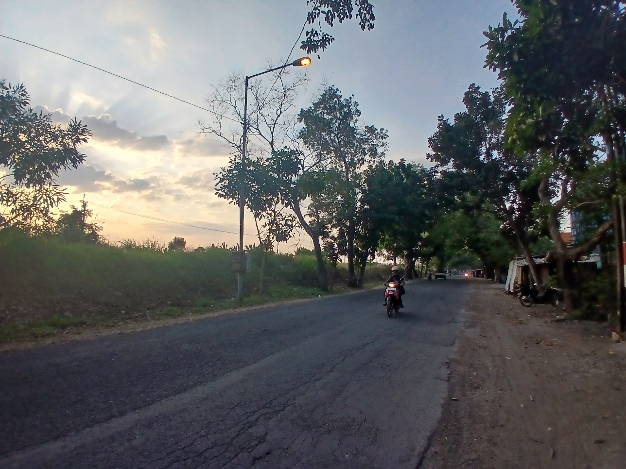 JARAK ANTARLAMPU MASIH JAUH: PJU yang terpasang di pinggir jalan. Tahun depan diusulkan 400 titik PJU di jalan Kabupaten Lamongan. (ANJAR DWI PRADIPTA/RDR.LMG)