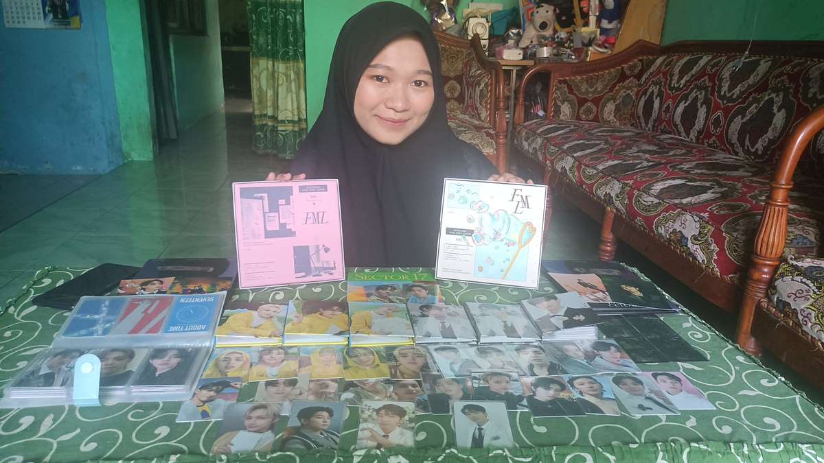 PENGGEMAR K-POP: Ismah Nur Andini, mahasiswi Ilmu Komunikasi Universitas Trunojoyo Madura, mengumpulkan banyak photocard. (IST/RDR.LMG)