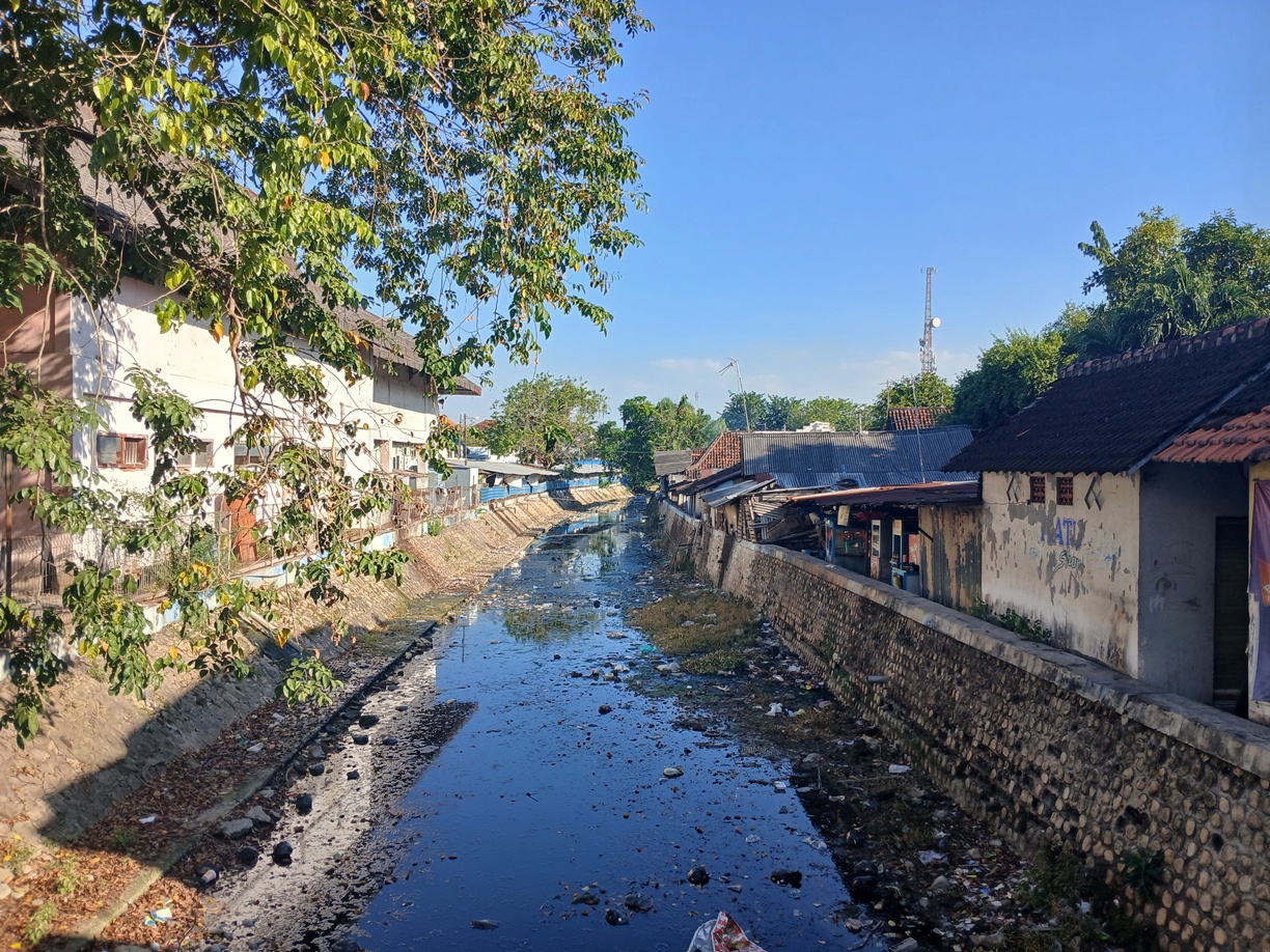 PERLU DIKERUK: Kali di Kecamatan Lamongan yang mengalami pendangkalan. (ANJAR DWI PRADIPTA/RDR.LMG)