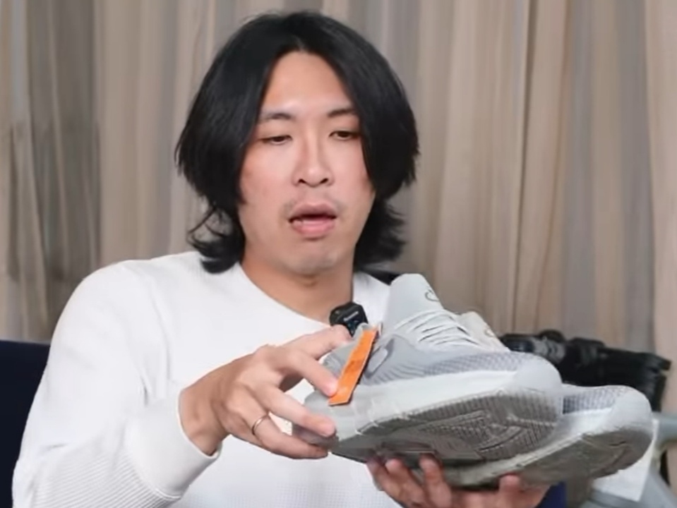 Dokter Tirta mereview beberapa sepatu di beberapa akun medsos pribadinya (instagram / @dr.tirta)